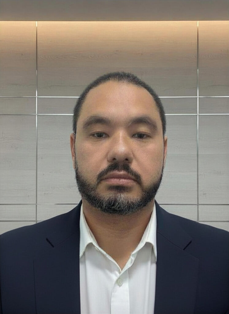Segue uma versão mais refinada, com tom mais institucional e alinhada à estética japonesa da Casa Miyazawa:

⸻

Fundador

A Casa Miyazawa foi fundada por Leonardo Miyazawa, médico ortopedista e profundo admirador da relojoaria japonesa.

Ao longo dos anos, o interesse pela história, pela engenharia e pela filosofia presentes nos relógios mecânicos transformou-se em um projeto dedicado à valorização dessa tradição.

A Casa Miyazawa nasce, assim, como um espaço de encontro entre cultura, conhecimento e contemplação do tempo — unindo a precisão da relojoaria japonesa à autenticidade do artesanato do Cariri.

⸻

Se quiser, posso também te mostrar um detalhe muito interessante que grandes marcas japonesas fazem nas páginas “Sobre” (Seiko, Kuoe, Kurono, etc.) que pode deixar o site da Casa Miyazawa ainda mais sofisticado e autêntico.